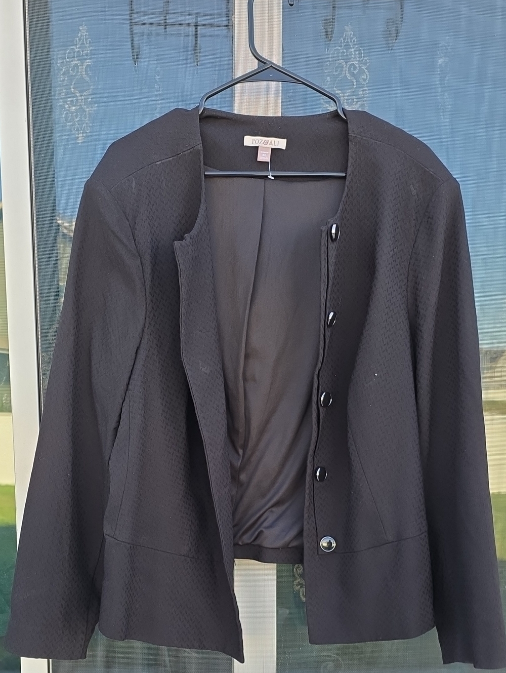 Roz & Ali Black Textured Collarless Blazer